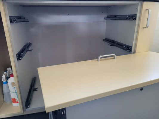 Küchenschrank auseinandergenommen zum Reinigen