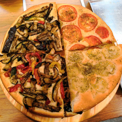 Focaccia con verdure grigliate, pomodoro e patate 