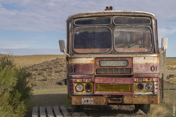 Verrostete Busse erinnern an die Blütezeit des Ortes