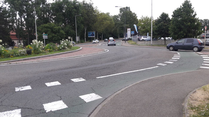 sogar im Kreisverkehr gibt es eine Fahrradspur
