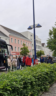 die Stadtführung durch Wels beginnt gleich - es fängt an zu Tröpfeln