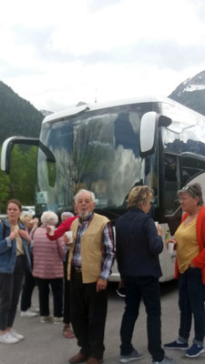 Gruppe mit Bus