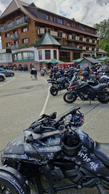 Motorräder vor dem Restaurant