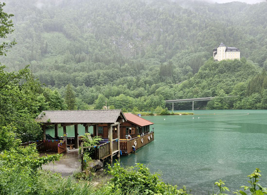 mit der "schwimmenden Almhütte" unterwegs - es regnet