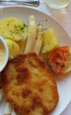 Spargel mit Schnitzel und Kartoffeln