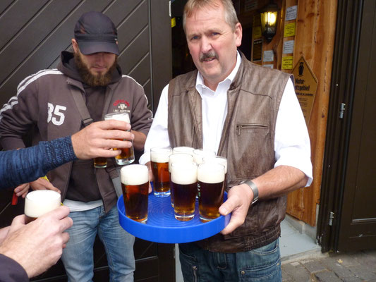 Zu Beginn der Verkostungstour gibt's natürlich ein gutes Wippraer Bier
