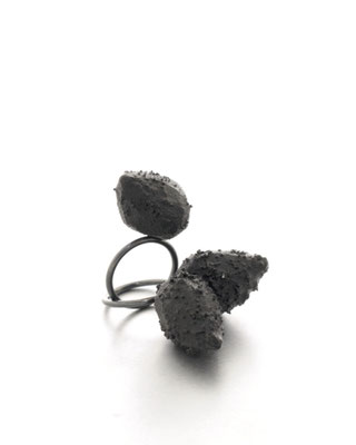 Michelle Kraemer - Ringe aus der Serie "Bold Minimalism" - Silber Balsaholz, Pigment, Lack