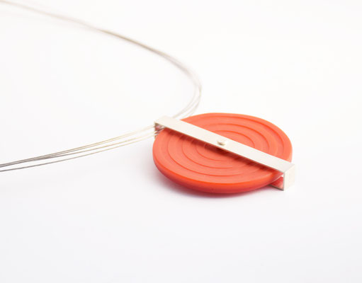 Centro Necklace. Glas und Silber auf Stahlseil. € 320.-