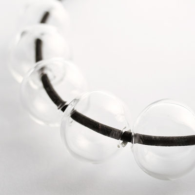 Bubble Necklace. Glas mit Silberverschluss. € 160.-