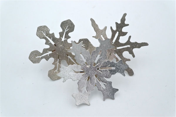 ....Schneeflöckchen, Weissröckchen- wann kommst du geschneit?...... Pins von Eva Tesarik in Sterlingsilber - € 60