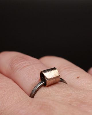 Michelle Kraemer - Ring "Dangle Tube" - Silber, Shibuichi (75% Kupfer 25% Silber)