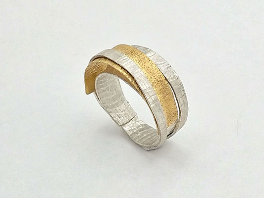 SIMPLY ELEGANT - Ring; 0,750 Au; 0,925 Ag; gewalzte Strukturoberflächen; Modell aus Kleinserie 2018