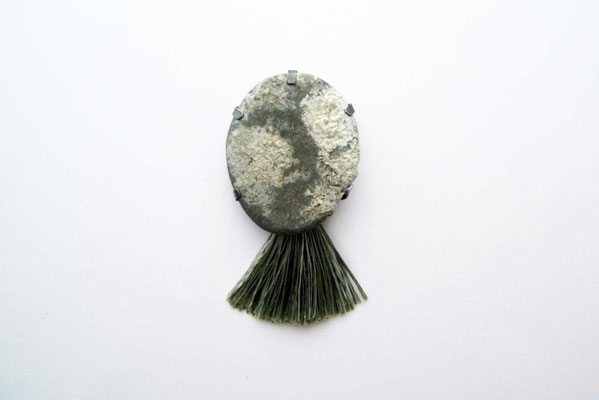 Margarete (aus der Serie „Oceanis nox“) – Brosche, Silber, Stein mit Kalkalgen         überzogen  2012       9x6x2,5cm