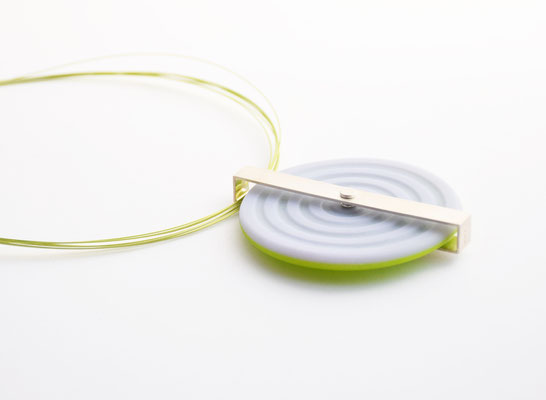 Centro Necklace. Glas und Silber auf Stahlseil. € 320.-