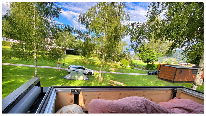 Ausblick vom Dach der Zirbenbox auf einen Campingplatz in Österreich