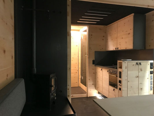 Expeditionsfahrzeug Zirbenbox Interior 2 Küche und Bad