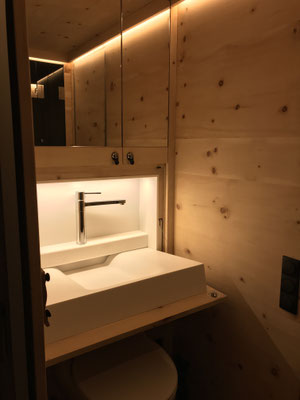 Expeditionsfahrzeug Zirbenbox Interior Camping Klappwaschbecken und Beleuchtung