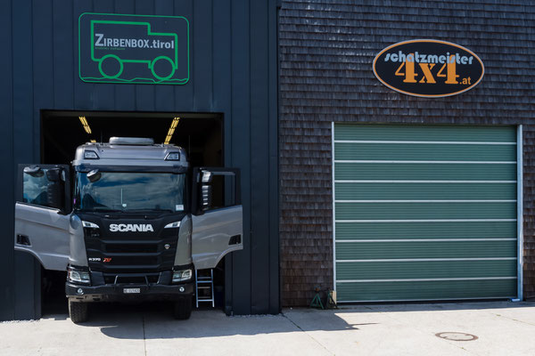 Scania R370 XT bei der Firma Schatzmeister für den Zirbenboxaufbau