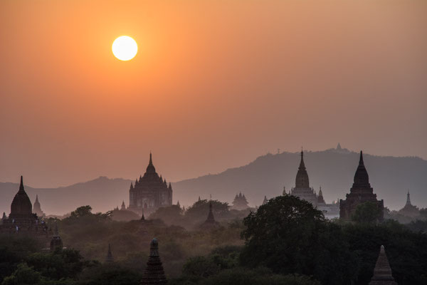 Bagan au coucher du soleil