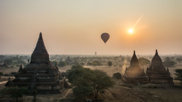 Bagan au lever du soleil 