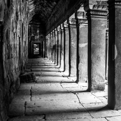 Autoportrait aux arcades de ta Prohm