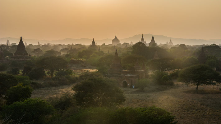 Belle lumière sur les temples de Bagan