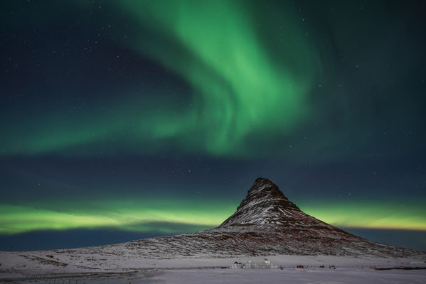 Aurore boréale sur la montagne Kirkjufell