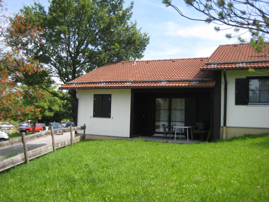 Blick auf die Terrasse, im Hintergrund der Parkplatz