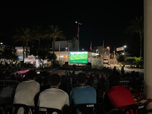 Una imagen inusual en esta web: viendo el fútbol