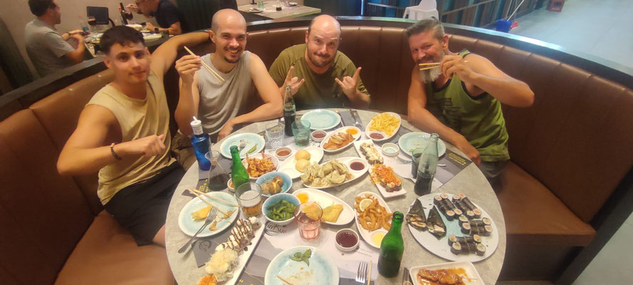 Empacho de sushi, con Javi y Juan Carlos. Foto de Anxo.