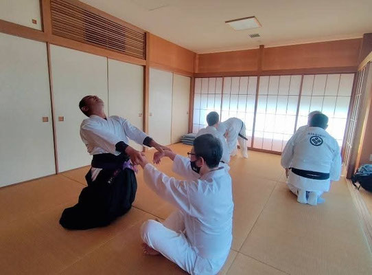 オバケの手が決まっています