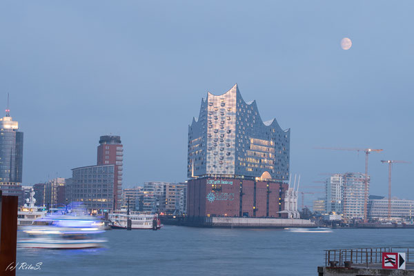 MIT EINEM TOLLEN BLICK AUF DIE ELBPHILHARMONIE