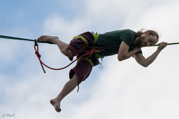 ein kleines Päuschen auf der Slackline scheint entspannend zu sein