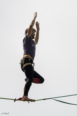 ... andere Slackliner machten sogar Yoga-Übungen