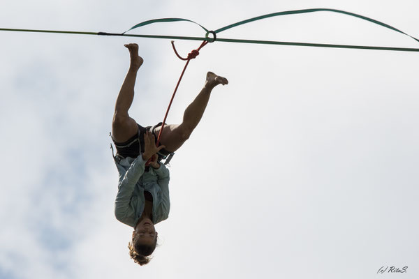 ...die Slackline zu bezwingen, ist nicht leicht....
