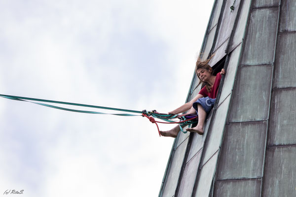 Ein paar Slackliner waren unschlüssig, als sie in 80m Höhe an der Ausstiegsluke sassen...