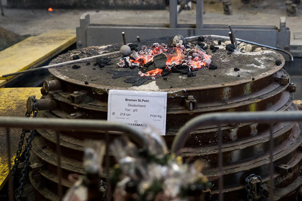 die glühende Kohle zeigt an, ob sich noch Luft in der Gussform befindet