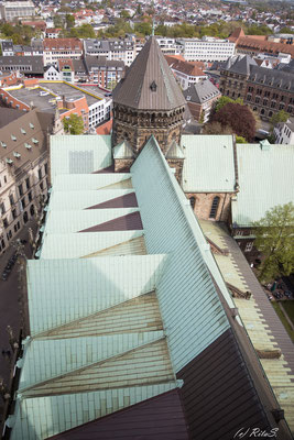 Blick nach Osten über das Dach des Mittelschiffs vom Nordturm aus