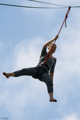 Schaukeln unterhalb der Slackline machte auch sichtlich Spaß