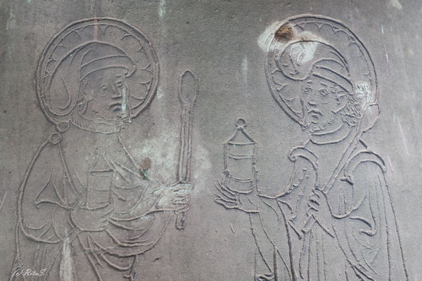 Detailausschnitt der Darstellung Cosmas und Damian auf der Glocke GLORIOSA im Bremer St Petri Dom