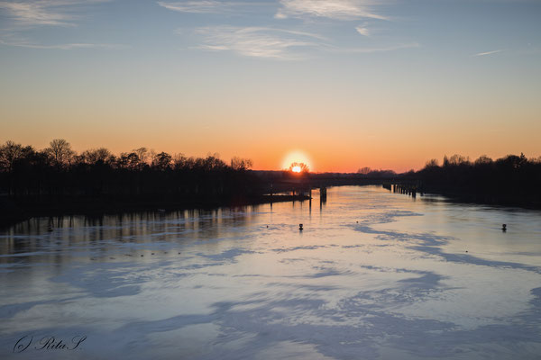 Sonnenuntergang am Bremer Weserwehr