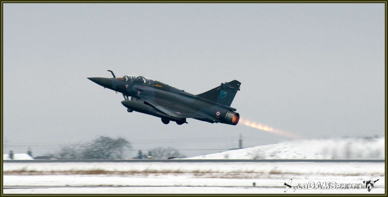 Décollage sur un manteau neigeux d'un MIRAGE 2000D de l'Escadron de chasse 1/3 Navarre