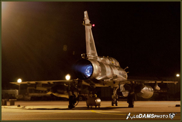 mise en route de nuit du MIRAGE 2000D n°666 de la SPA62 "Coq de combat" de l'Escadron de chasse 1/3 Navarre