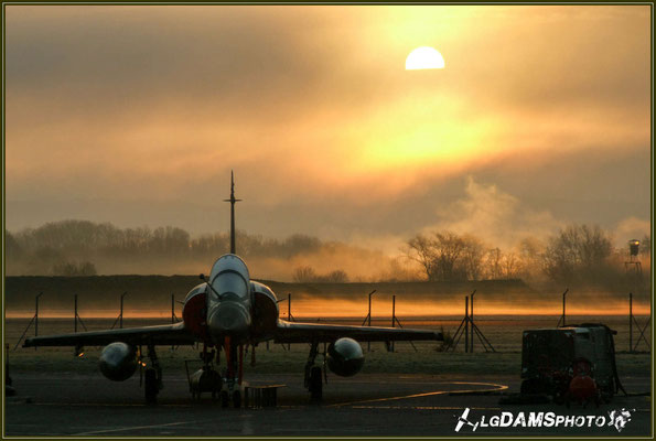 Levé du soleil sur un MIRAGE 2000D dans la brume matinale