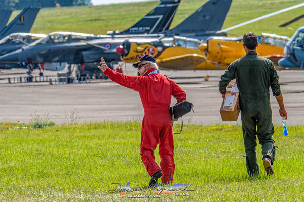 Mr Jack Krine saluant le public en allant à son T-6 / F-AZBQ