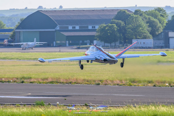 Décollage du Fouga Magister F-AZXV piloté par Mr Jack Krine