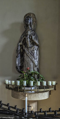 Die 1,80 m hohe Muttergottes-Statue stammt aus dem Jahre 1956 und steht südlich des Chors.