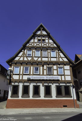 Gasthaus Waldhorn, erbaut um 1500. Um 1900 wurde in dem Fachwerkhaus das Gasthaus Waldhorn eröffnet und die im Erdgeschoss noch heute bestehende Gaststube eingerichtet