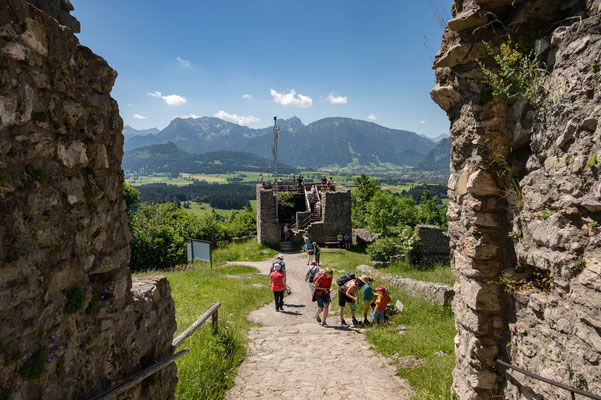 Blick durch das südliche Haupttor auf den Wachturm in der Vorburg - © Traudi