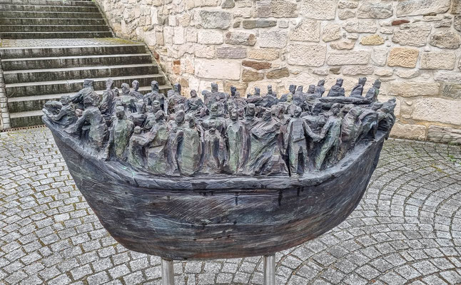 © Traudi - Bronzeskulptur "Es kommt ein Schiff geladen". Die Skulptur thematisiert unter anderem die Flüchtlingskrise.